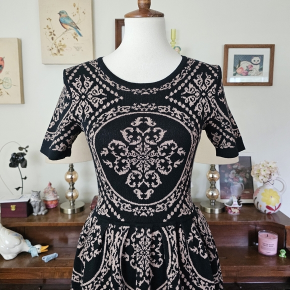 Romeo + Juliet Couture Damask Sweater Dress - Picture 3 of 13